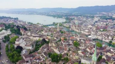 Zürih, İsviçre. Gökyüzünden şehrin panoraması. Zürih Gölü manzarası. Limmat Nehri Sona Eriş Alanı. 4K
