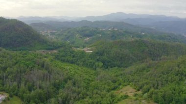 İtalya. Orman, dağlarla ve villalarla kaplıydı. Liguria Bölgesi 'ndeki Pignone bölgesi, La Spezia ili' ne bağlı. 4K