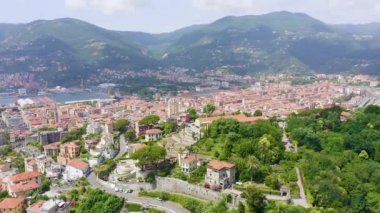 La Spezia, İtalya. Hill del Poggio 'da. Şehir manzarası. 4K