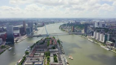 Rotterdam, Hollanda. Nieuwe Maas Nehri üzerindeki Norderayland Adası (Kuzey Adası) ve Erasmus Köprüsü (Erasmusbrug). 4K