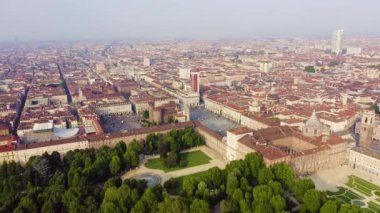 Torino, İtalya. Şehrin üzerinde uçuş. Tarihi merkez, üst görünüm. 4K