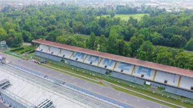 Monza, İtalya. Autodromo Nazionale Monza, İtalya 'nın Monza kenti yakınlarında Milano' nun kuzeyinde yer alan bir yarış pisti. Formula 1 Grand Prix 'nin yeri. Havadan. 4K