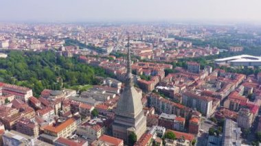 Torino, İtalya. Şehrin üzerinde uçuş. Köstebek Antonelliana. 121 metre yüksekliğinde kubbesi ve kubbesi olan bir 19. yüzyıl binası. 4K