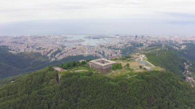 Ceneviz, İtalya. Forte Begato - Merkezi bir avlunun etrafındaki açısal kalelerle güçlendirilmiş ve geniş bir set ile desteklenmiş. 4K