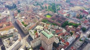 Milan, İtalya. Milan Üniversitesi. Şehrin havadan manzaralı çatıları. 4K