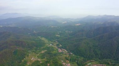 İtalya. Orman, dağlarla ve villalarla kaplıydı. Liguria Bölgesi 'ndeki Pignone bölgesi, La Spezia ili' ne bağlı. 4K