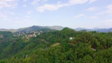 Mattarana, İtalya. La Spezia ili. Dağlık arazide. Yukarıdan bak. 4K