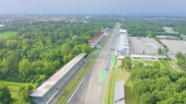Monza, İtalya. Autodromo Nazionale Monza, İtalya 'nın Monza kenti yakınlarında Milano' nun kuzeyinde yer alan bir yarış pisti. Formula 1 Grand Prix 'nin yeri. Havadan. 4K