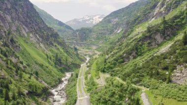 Zürih, İsviçre. Gökyüzünden şehrin panoraması. Zürih Gölü manzarası. Limmat Nehri Sona Eriş Alanı. 4K