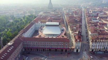 Torino, İtalya. Şehrin üzerinde uçuş. Tarihi merkez, üst görünüm. Reggio Tiyatrosu. 4k