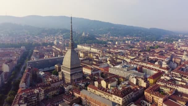 Turijn, Italië. Vlucht over de stad. Historisch centrum, bovenaanzicht. 4K — Stockvideo