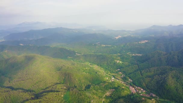 Italien. Skogsbeklädda berg och villor. Pignés territorium i regionen Ligurien, i provinsen La Spezia. 4K — Stockvideo