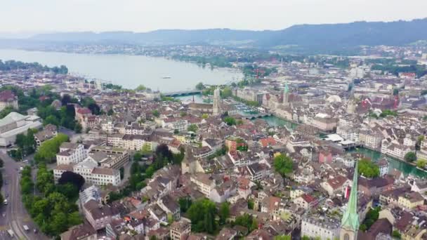 Zürich, Zwitserland. Panorama van de stad vanuit de lucht. Uitzicht op het Zürichmeer. Limmat River Vervaldatum Site. 4K — Stockvideo