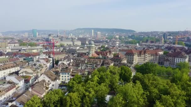 Цюрих, Швейцария. Панорама города с воздуха. Обсерватория Урания Стернварте, городской парк Линденхоф. 4K — стоковое видео