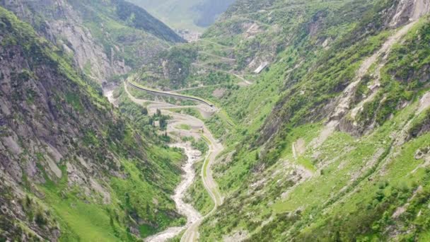 Zürih, İsviçre. Gökyüzünden şehrin panoraması. Zürih Gölü manzarası. Limmat Nehri Sona Eriş Alanı. 4K — Stok video