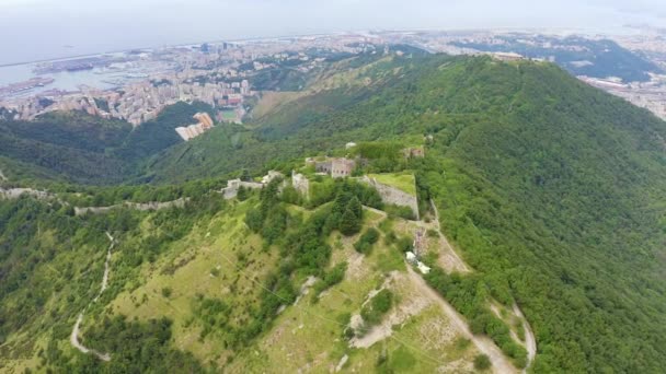 Genua, Italië. Forte Sperone is een belangrijk punt van de 19e-eeuwse Genuese vestingwerken en ligt op de top van de Mura Nuove. Zicht op Genua. 4K — Stockvideo