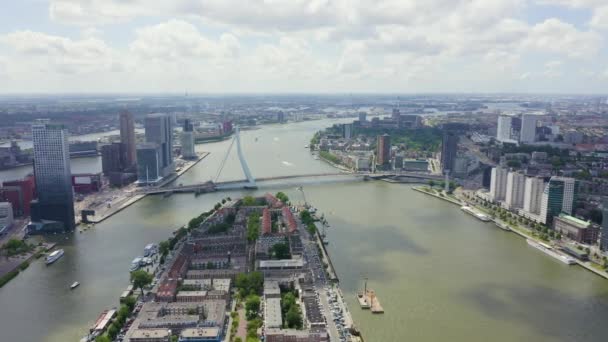 Rotterdam, Pays-Bas. Norderayland Island (North Island) et Erasmus Bridge (Erasmusbrug) au-dessus de la rivière Nieuwe Maas. 4K — Video