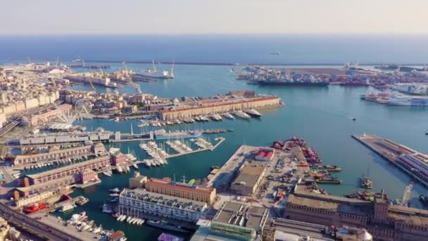Genua, Italien. Zentraler Teil der Stadt, Luftaufnahme. Schiffe im Hafen. 4K — Stockvideo