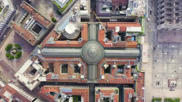 Milán, Italia. Galería de Victor Emanuel II 1865-1877 año de construcción. Techos de la vista aérea de la ciudad. 4K — Vídeo de stock