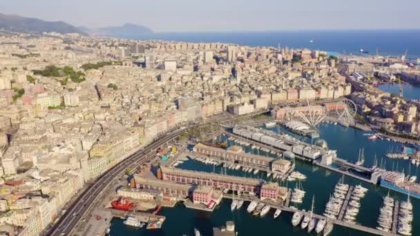 Genova, Italia. Parte centrale della città, vista aerea. Navi nel porto. 4K — Video Stock