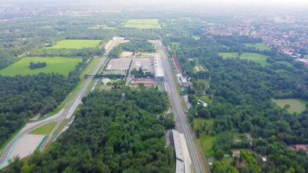 Monza, Italie. L'Autodromo Nazionale Monza est un circuit près de la ville de Monza en Italie, au nord de Milan. Lieu du Grand Prix de Formule 1. De l'air. 4K — Video