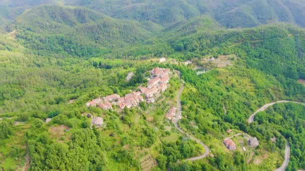 Carrodano Superiore, Italië. provincie La Spezia. Berg beboste landschap. Zicht van bovenaf. 4K — Stockvideo