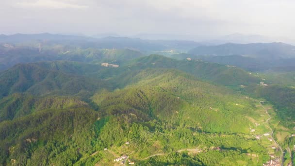 イタリアだ。森に覆われた山やヴィラ。リグーリア州、ラ・スペツィアの地域でPignoneの領土。4K — ストック動画