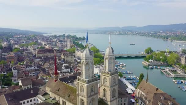 Zürih, İsviçre. Gökyüzünden şehrin panoraması. Limmat Nehri Akış Noktası, Kvaybrucke Köprüsü, Sechselautenplatz Meydanı. 4K — Stok video