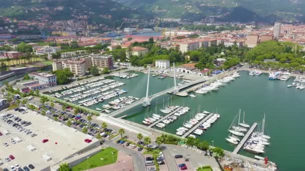 La Spezia, Olaszország. Thaon di Revel híd. Kilátás fentről. 4K — Stock videók