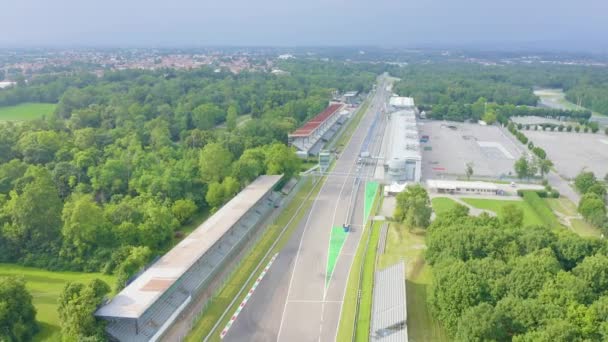 意大利蒙扎。Monza Autodromo Nazionale Monza（英语：Autodromo Nazionale Monza）是意大利蒙萨市附近的一条赛道，位于米兰北部。一级方程式赛车大奖赛的场地从空中传来的4K — 图库视频影像