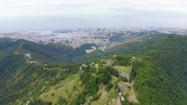 Janov, Itálie. Forte Sperone je klíčovým bodem janovských opevnění z 19. století a nachází se na vrcholu Mura Nuove. Pohled na Janov. 4K — Stock video