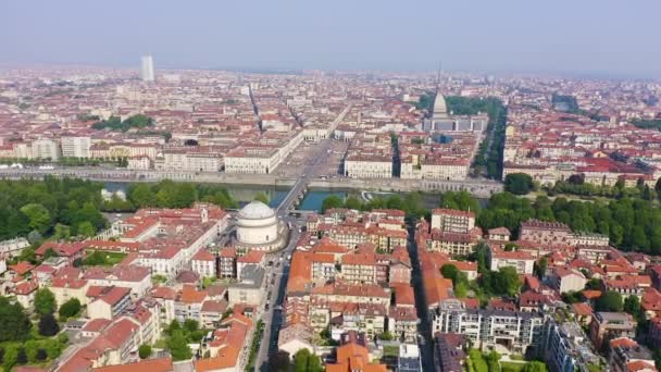 Turín, Itálie. Let nad městem. Katolický farní kostel Gran Madre Di Dio. 4K — Stock video