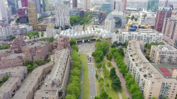 Rotterdam, Niederlande. Panorama des Geschäftsviertels der Stadt. Kubushäuser (Kijk-Kubus) und Markthalle (Markthol). 4K — Stockvideo