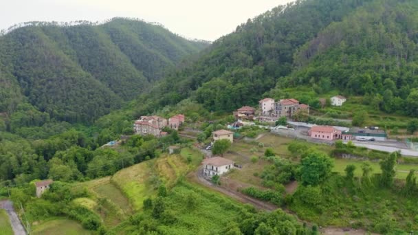 Itálie. Les pokryl hory a vily. Území Pignone v oblasti Ligurie, v provincii La Spezia. 4K — Stock video