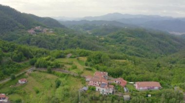 İtalya. Orman, dağlarla ve villalarla kaplıydı. Liguria Bölgesi 'ndeki Pignone bölgesi, La Spezia ili' ne bağlı. 4K