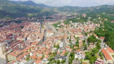 La Spezia, İtalya. Şehir manzarası, dağlar. 4K
