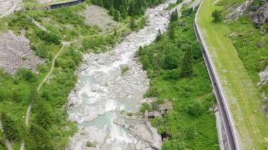 Zürih, İsviçre. Gökyüzünden şehrin panoraması. Zürih Gölü manzarası. Limmat Nehri Sona Eriş Alanı. 4K