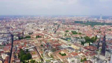 Milan, İtalya. Şehrin havadan manzaralı çatıları. Hava bulutlu. 4K