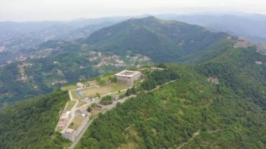 Ceneviz, İtalya. Forte Begato - Merkezi bir avlunun etrafındaki açısal kalelerle güçlendirilmiş ve geniş bir set ile desteklenmiş. 4K