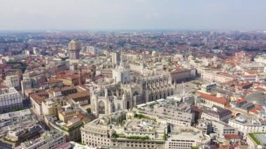 Milan, İtalya. Şehrin havadan manzaralı çatıları. Spiers Milan Katedrali. Bulutlu hava... 4K
