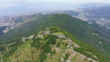 Ceneviz, İtalya. Forte Sperone, 19. yüzyıl Ceneviz tahkimatlarının önemli bir noktasıdır ve Mura Nuove 'un tepesinde yer almaktadır. Ceneviz manzarası. 4K