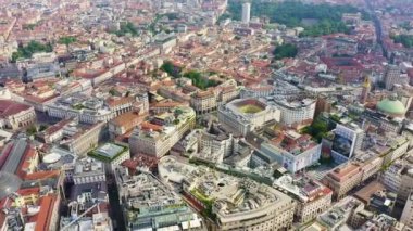 Milan, İtalya. Şehrin havadan manzaralı çatıları. Hava bulutlu. 4K