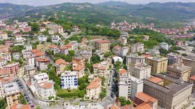La Spezia, İtalya. Şehrin üzerinde uçuş. Yukarıdan bak. 4K