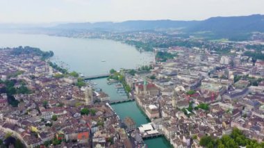 Zürih, İsviçre. Gökyüzünden şehrin panoraması. Zürih Gölü manzarası. Limmat Nehri Sona Eriş Alanı. 4K