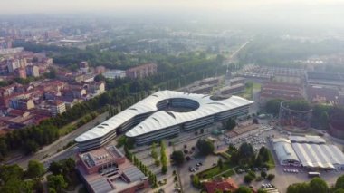 Torino, İtalya - 12 Temmuz 2019: Torino Üniversitesi - Kampüs Luigi Einaudi. Şehrin üzerinde uçuş. Üst Manzara. 4K