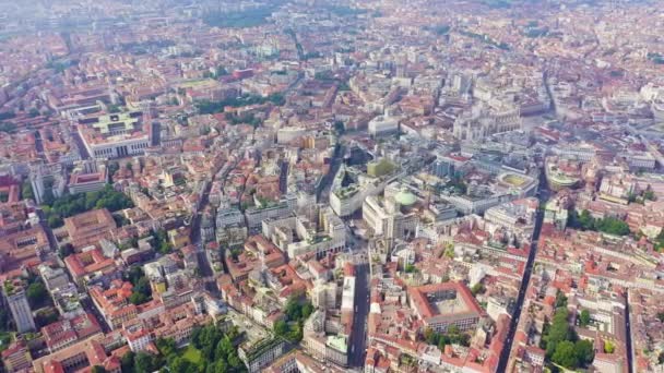 Milán, Italia. Techos de la vista aérea de la ciudad. Clima nublado. 4K — Vídeos de Stock