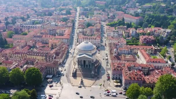 Turín, Itálie. Let nad městem. Katolický farní kostel Gran Madre Di Dio. 4K — Stock video