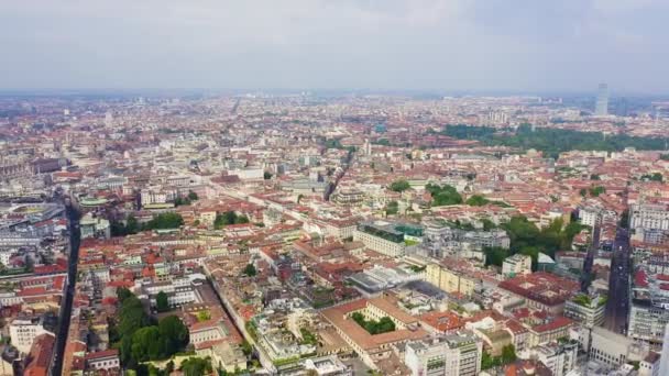 Milaan, Italië. Daken van de stad vanuit de lucht. Bewolkt weer. 4K — Stockvideo