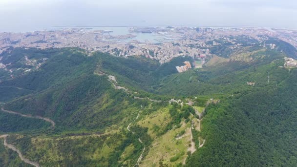 Gênes, Italie. Forte Sperone est un point clé des fortifications génoises du XIXe siècle et est situé au sommet de la Mura Nuove. Vue de Gênes. 4K