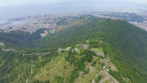 Janov, Itálie. Forte Sperone je klíčovým bodem janovských opevnění z 19. století a nachází se na vrcholu Mura Nuove. Pohled na Janov. 4K — Stock video